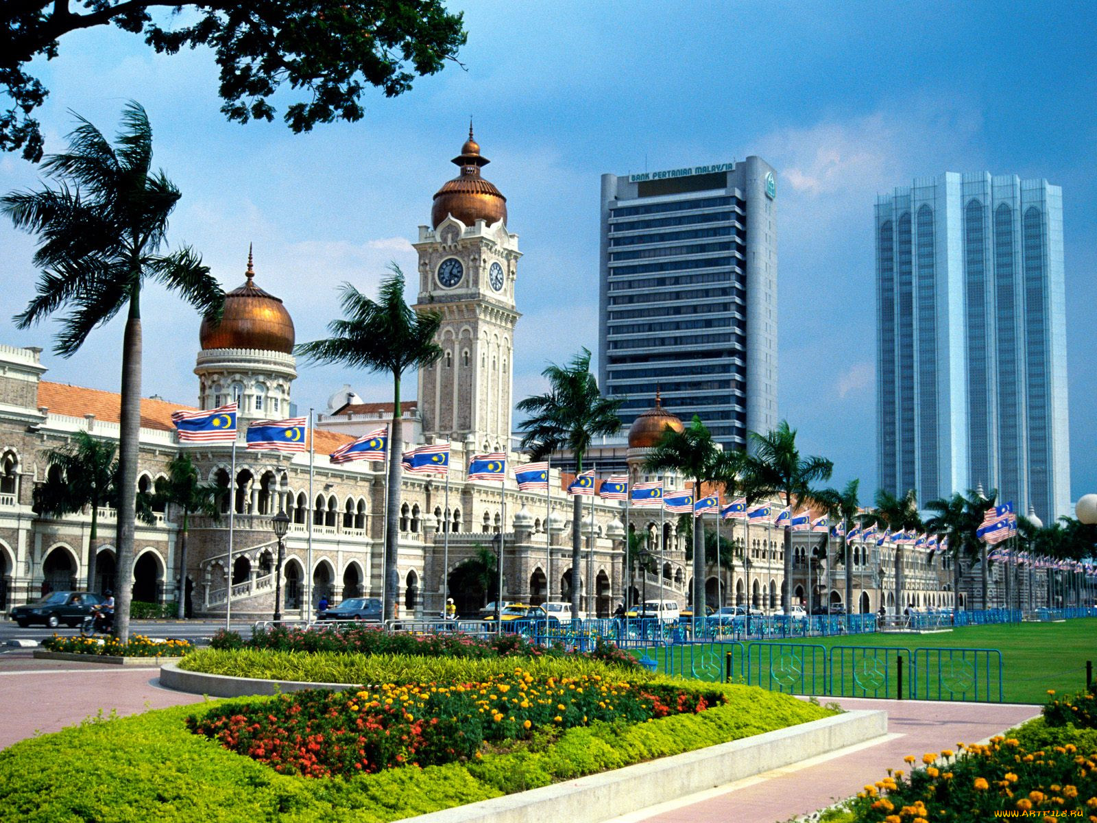Страна с городом марибором. Дворец Султана Абдул-Самада. Дворец Султана Абдул Самада г Куала-Лумпур. Куала-Лумпур Малайзия достопримечательности. Мердека Куала Лумпур Малайзия.